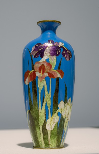 Vase with iris flowers in gin-bari (Florero con lirios en gin-bari)