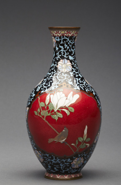 Vase with bird and flower motif in medallion (Jarrón con motivo de pájaro y flor en medallón)