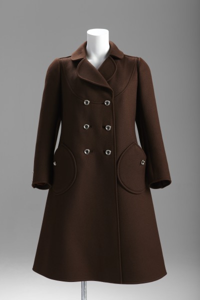 Brown wool double-breasted coat with patch pockets and fourteen chrome buttons (Abrigo cruzado de lana marrón con bolsillos de parche y catorce botones cromados)