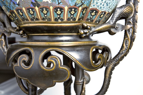 Urn of quatrefoil section with bronze stand by Ferdinand Barbedienne (Urna con sección de cuaderfolio con base de bronce por Ferdinand Barbedienne)