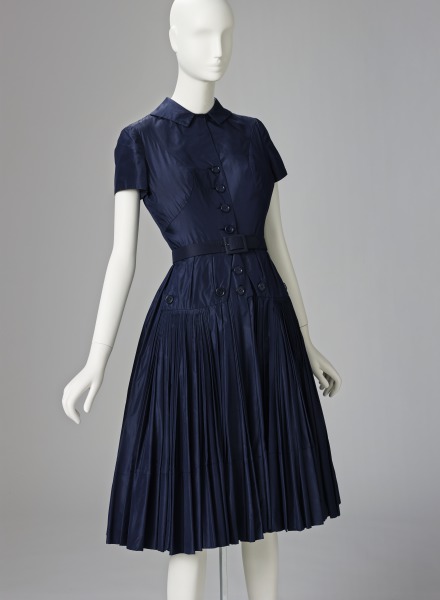 Short navy silk taffeta dress with short sleeves (Vestido corto de tafetán de seda azul marino con mangas cortas)