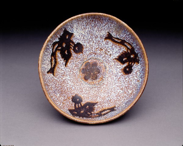Conical bowl with decorations of three phoenix (Tazón cónico con decoracione de tres aves fénix)