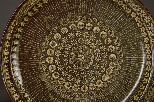 Mishima plate with floral design (Plato Mishima con diseños florales)