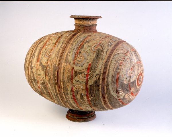Cocoon-shaped pottery jar (Vasija de cerámica en forma de capullo)