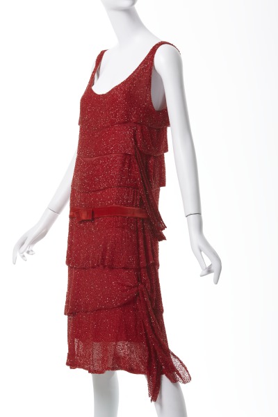 Short raspberry silk chiffon beaded evening dress with velvet belt (Vestido de noche corto de gasa de seda frambuesa con cinturón de terciopelo)