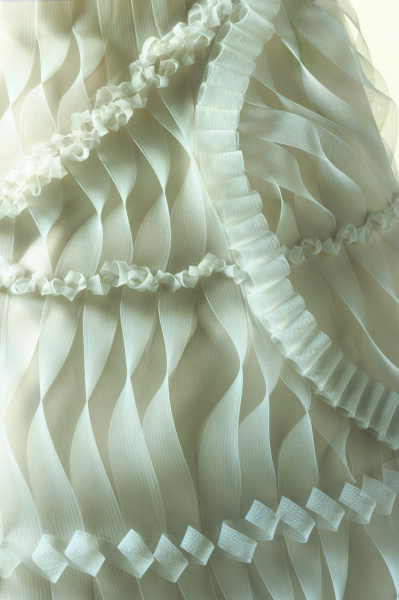 Light taupe embroidered silk jersey mock-neck shell (Prenda de cuello alto tejida y bordada en seda de color gris claro)
