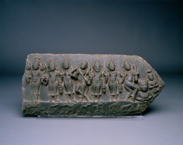 Stele of a lintel relief depicting the Navagrahas and other vahana (Estela de un relieve de dintel que representa a los Navagrahas y otros vahana)