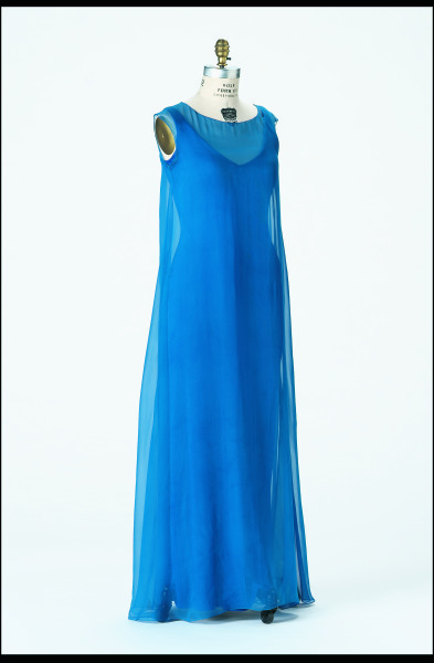 Royal blue silk chiffon evening dress with matching silk underdress (Vestido de noche de gasa de seda azul real con ropa interior de seda a juego)