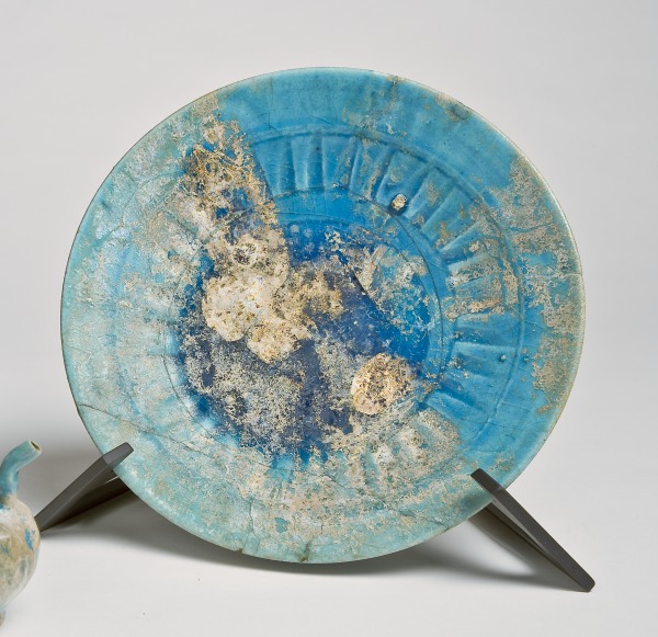 Nishapur turquoise glazed plate (Plato Nishapur con esmalte turquesa)