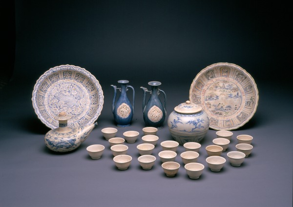 Underglaze blue and enamel decorated barbed rim dish (Plato con borde de púas decorado con esmalte y azul esmaltado)