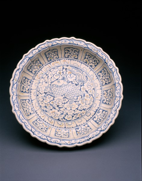 Underglaze blue and enamel decorated barbed rim dish (Plato con borde de púas decorado con esmalte y azul esmaltado)