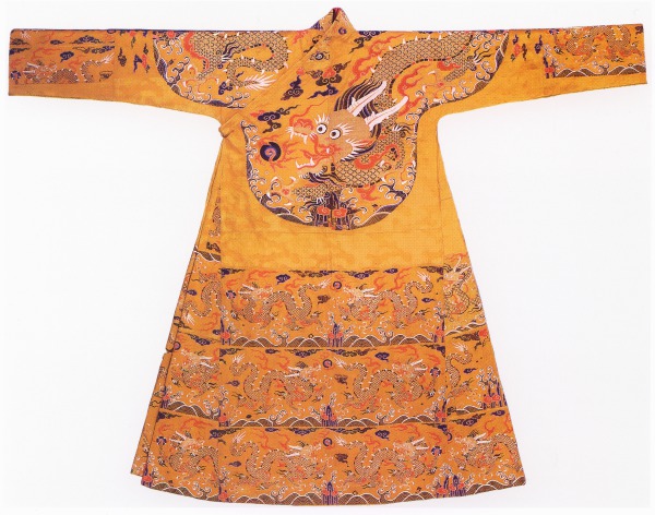 Garment of Tibetan Chuba type with four-clawed Mang dragons (Atuendo tipo chuba tibetano con dragones Mang de cuatro garras)