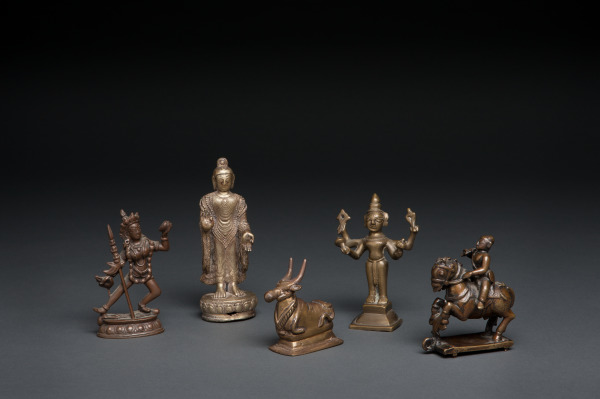 Standing Vishnu with multiple arms (Vishnú de pie con múltiples brazos)