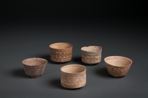 Indus Valley Civilization cup with abstract designs (Tazón de la cultura del valle del Indo con diseños abstractos)
