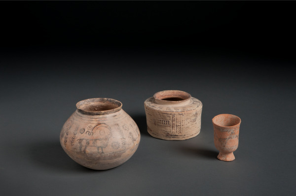 Indus Valley Civilization cylindrical cup with triangle pattern (Copa cilíndrica de la cultura del valle del Indo con triángulo)