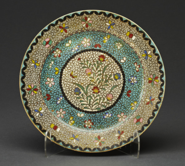 Totai cloisonné dish decorated with a floral design (Plato totai cloisonné decorado con un diseño floral)