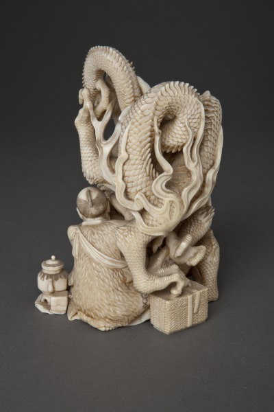 Okimono depicting Seto and the Fire Dragon (Okimono que representa a Seto y el dragón de fuego)