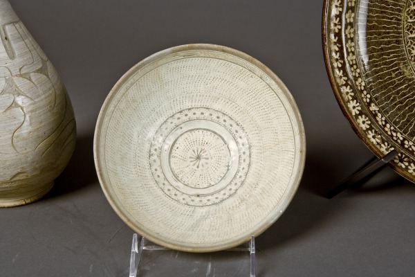 Bowl with inlaid designs (Tazón con diseños incrustados)