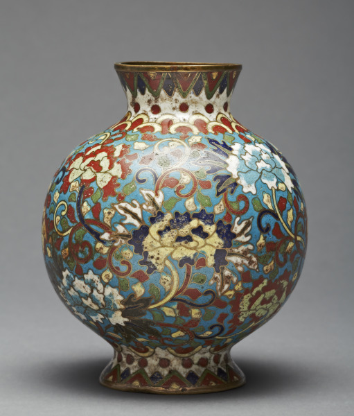 Vase decorated with flowers and scrolling foliage in the Chinese style (Jarrón decorado con flores y follaje al estilo chino)
