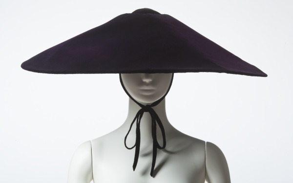 Large black velvet “coolie” style hat (Sobrero de terciopelo negro al estilo “culi”)