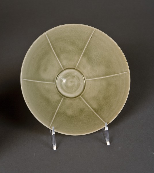 Celadon green glazed porcelain bowl (yaozho ware) with interior sectional design in white slip, from Shaanxi  (Tazón de porcelana celadón esmaltada [yaozho] con diseño interior seccional en engobe blanco, de la provincia de Shaanxi)province