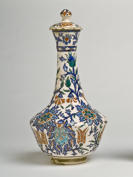 Covered vase with multicolored patterns (Jarrón cubierto con patrones multicolores)